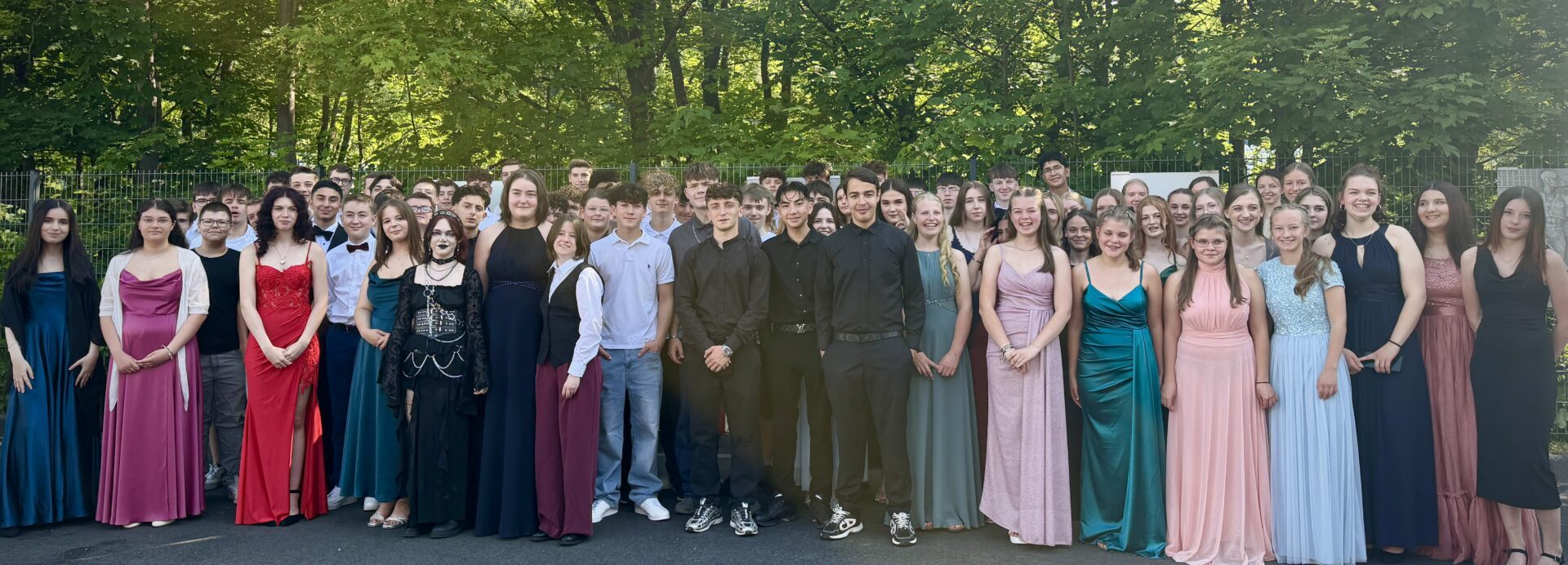 „You’ll never walk alone!“ – 88 Absolventinnen und Absolventen der Marion-Dönhoff-Realschule plus Wissen feiern ihren Schulabschluss